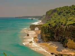 Pantai Mbawana, Pantai Menawan Pemilik Gapura Laut