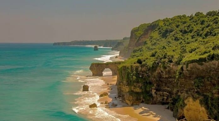 Pantai Mbawana, Pantai Menawan Pemilik Gapura Laut