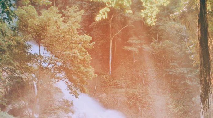 Mengenal Air Terjun Lapopu di Sumba, Setinggi 90 Meter Berbentuk Gundukan Tangga!